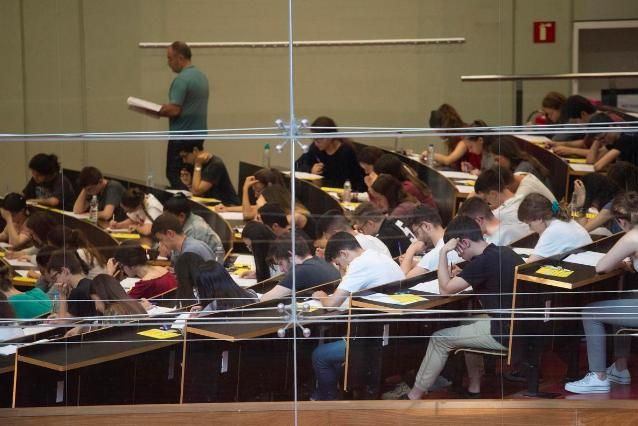 Alumnas y alumnos universitarios realizan un examen