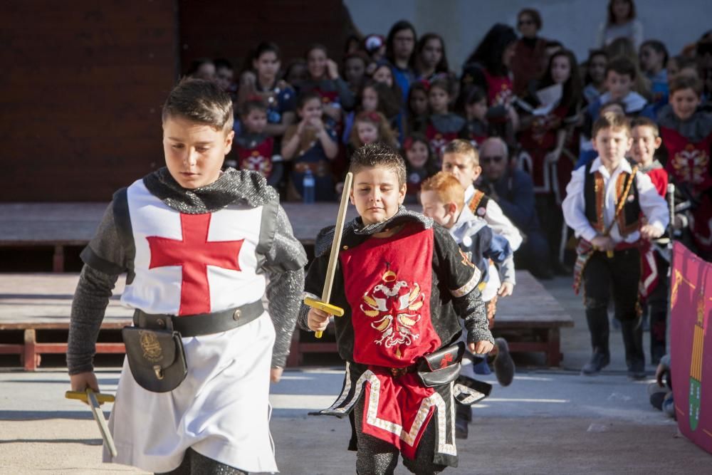 Un centenar de chavales, integrantes de las comparsas de San Vicente, celebran por segundo año la Embajada Infantil a las puertas del Castillo.