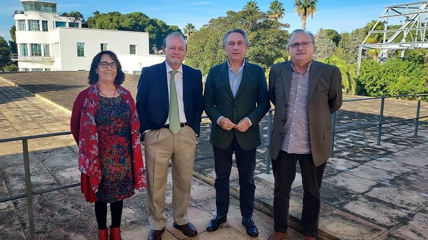 El vicerrector de Investigación de la UA, Juan Mora, y el director de la ANOC, Mariano Beltrá, junto a José Miguel Sempere y la tesorera de ANOC, Araceli Sabater.