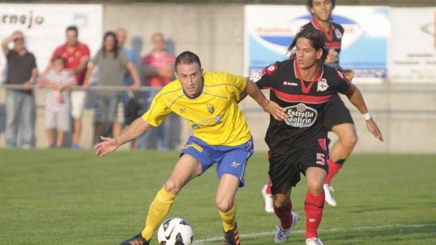 Zé Castro pugna con el balón con un jugador del Dubra, con André Santos al fondo, durante el amistoso disputado anteayer. / carlos pardellas