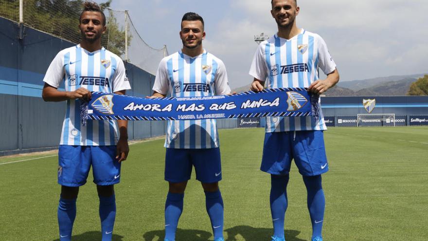 Imagen de la triple presentación de Benkhemassa, Lorenzo González y Sadiku en el Anexo de La Rosaleda el pasado mes de septiembre.