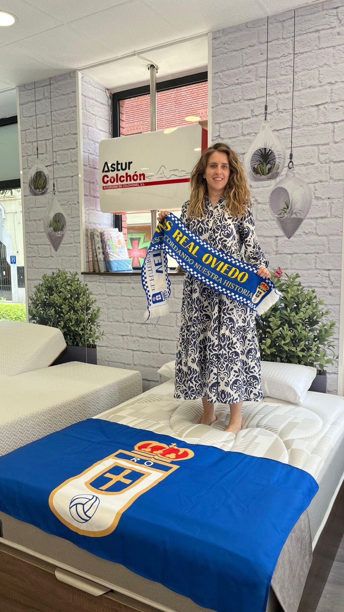 Sara Menéndez, en su tienda Astur Colchón