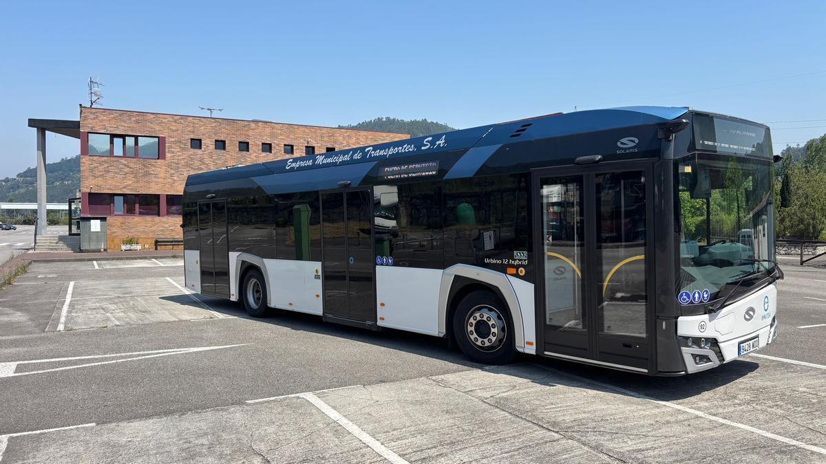 El autobús adquirido por Emutsa, en las instalaciones de la empresa en Sueros.