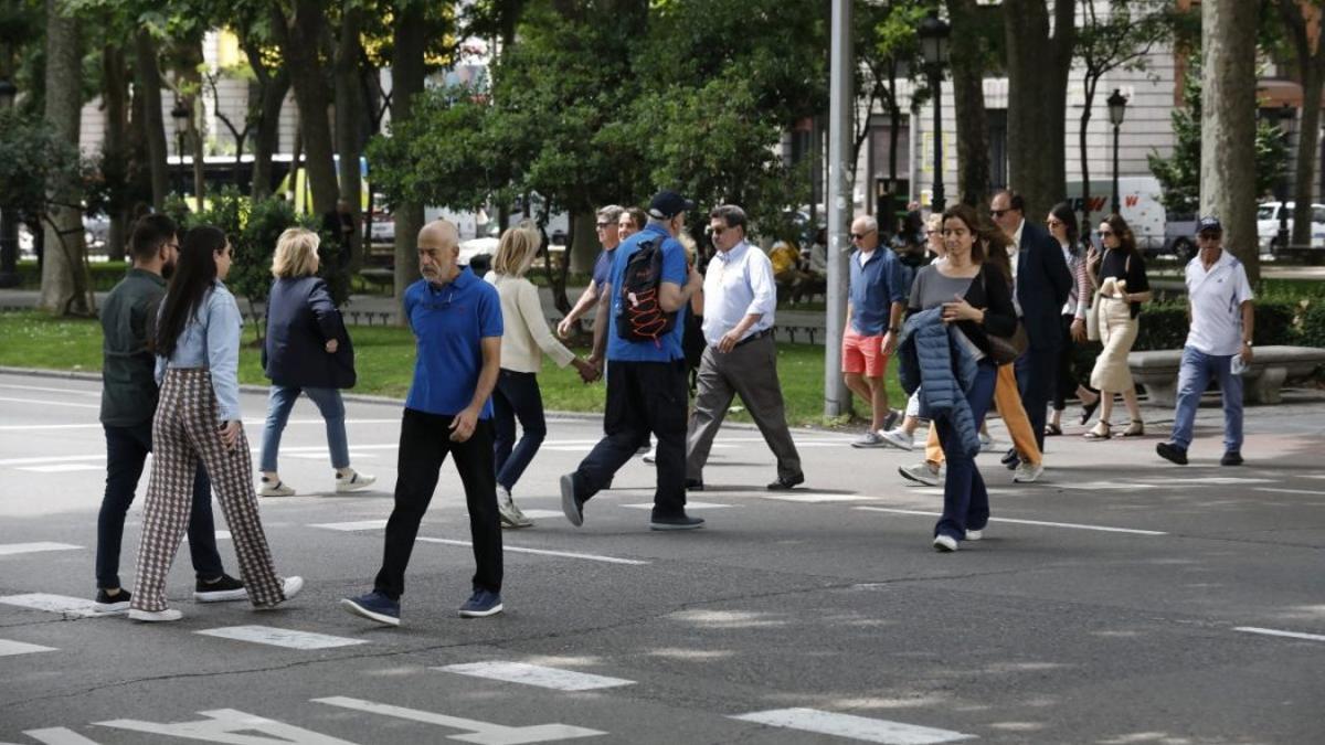 Viandantes en el Paseo del Prado.