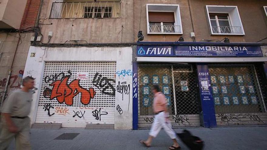 Comerciantes y hosteleros de la avenida de la Estación denuncian el abandono que sufre esta céntrica arteria alicantina.