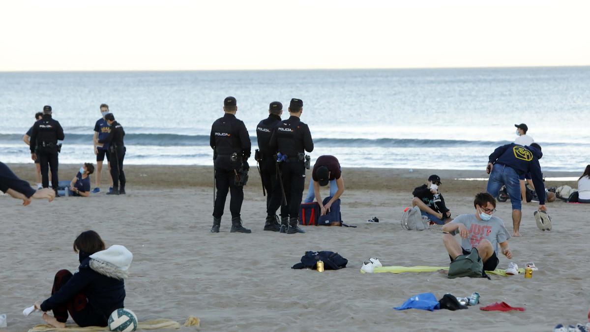 Buscan a un joven desaparecido en el agua de la playa de la Malva-rosa