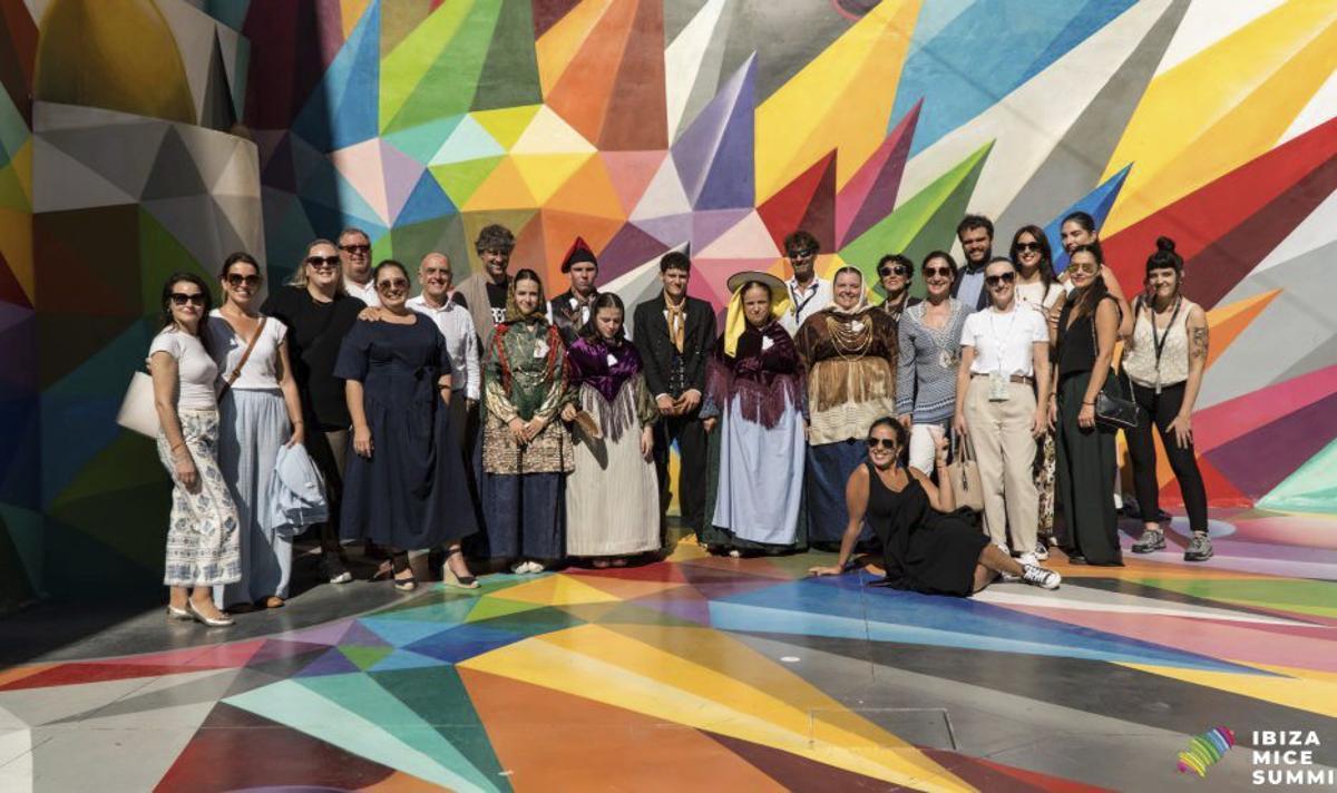 Visita al mural de Okuda.