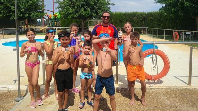 Los vecinos de localidades como Almochuel, Almonacid, Azuara, Belchite, Lécera o Moyuela han tenido ocasión de aprender natación, practicar aquagym o pádel de la mano de la comarca.  | SERVICIO ESPECIAL