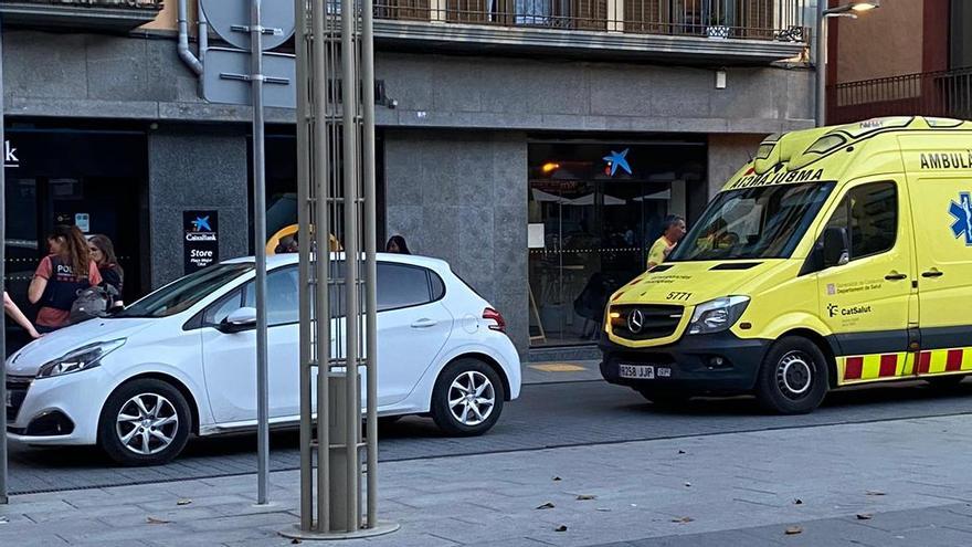 Mossos d'Esquadra a l'esquerra i una ambulància a la dreta.