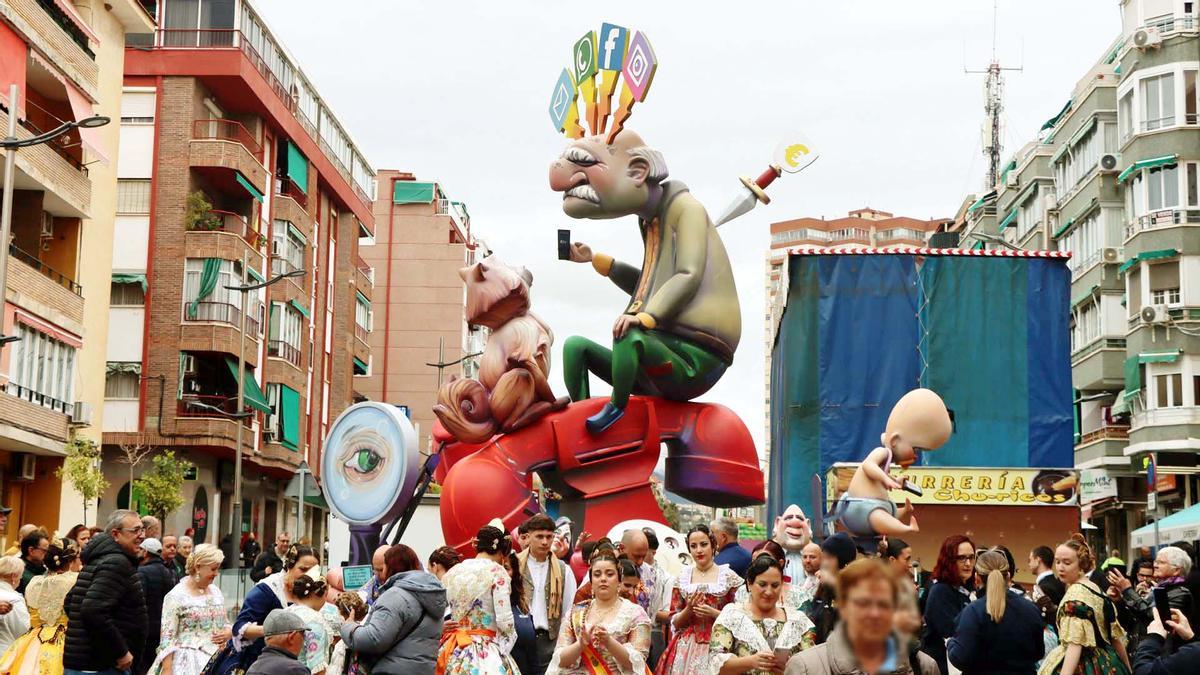 Falla Els Tolls, donde se produce uno de los cortes de tráfico en la semana de las fiestas josefinas.