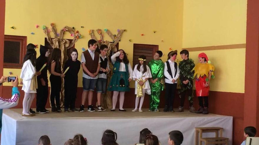 Estudiantes del colegio de Rioturbio, durante la gala de fin de curso.