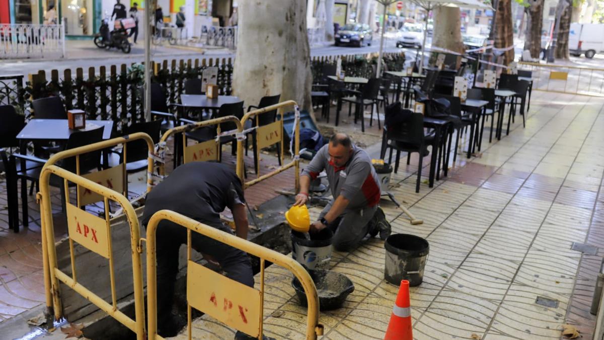 Los operarios trabajan en la reparación de la fuga.