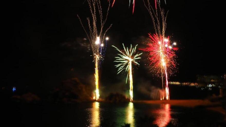 El cel de Blanes s'ilumina de colors amb la pirotècnia de Poleggi