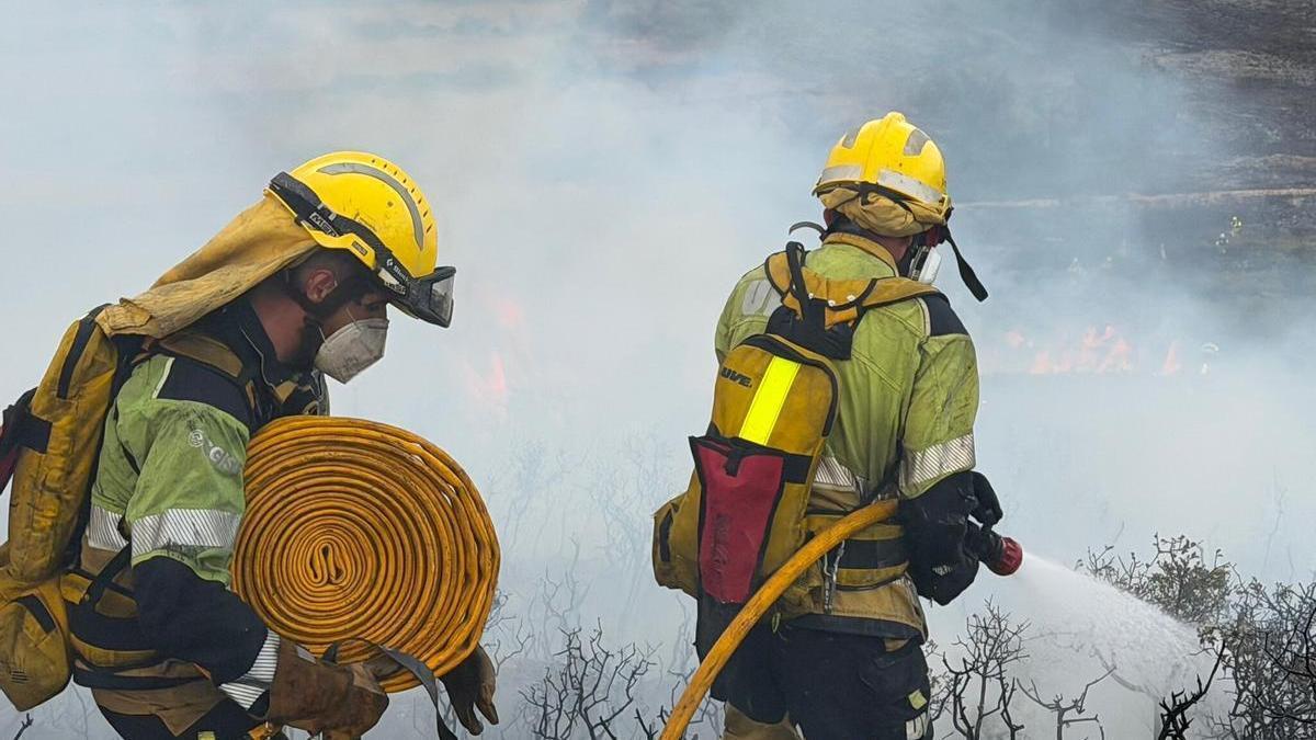 Bomberos de la Diputación en un incendio, en una imagen de archivo.