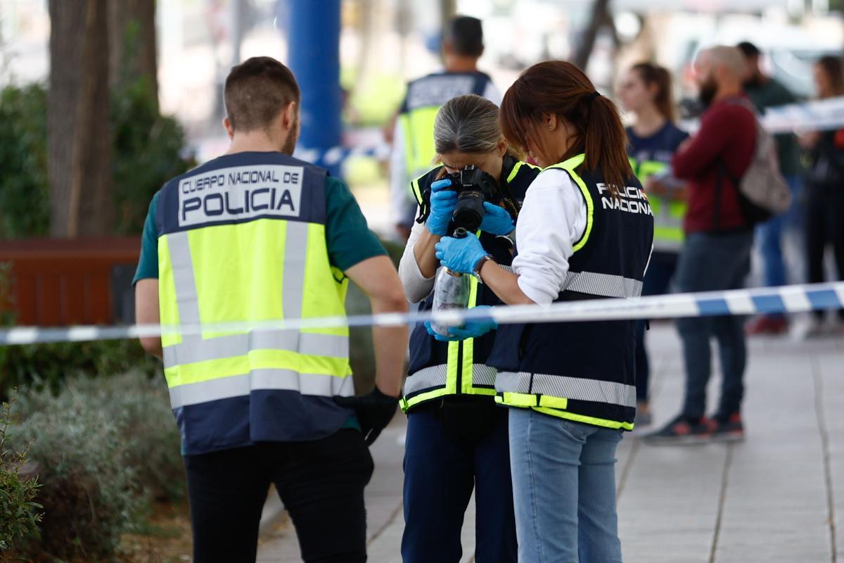 Un joven de 21 años ha fallecido por un disparo en la cabeza y otros tres varones han resultado heridos en un tiroteo y una pelea con armas blancas ocurridos a primeras horas de este lunes junto a una discoteca en la localidad madrileña de Fuenlabrada. EFE/ Rodrigo Jiménez Un joven de 21 años ha fallecido por un disparo en la cabeza y otros tres varones han resultado heridos en un tiroteo y una pelea con armas blancas ocurridos a primeras horas de este lunes junto a una discoteca en la localidad madrileña de Fuenlabrada. EFE/ Rodrigo Jiménez