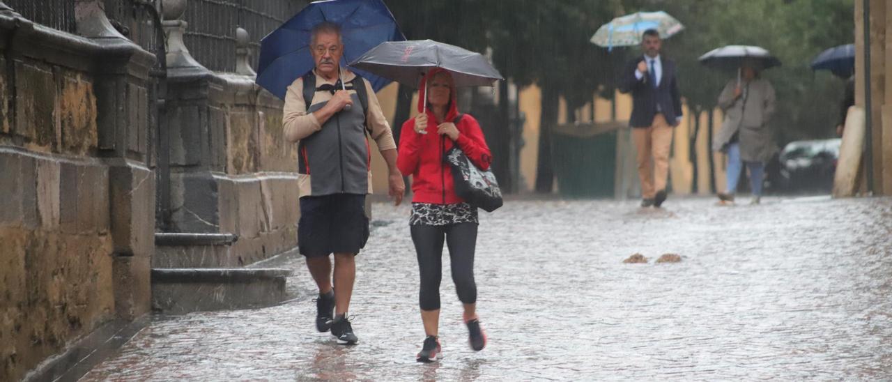 Lluvia en el entorno de la Mezquita-Catedral, esta semana.