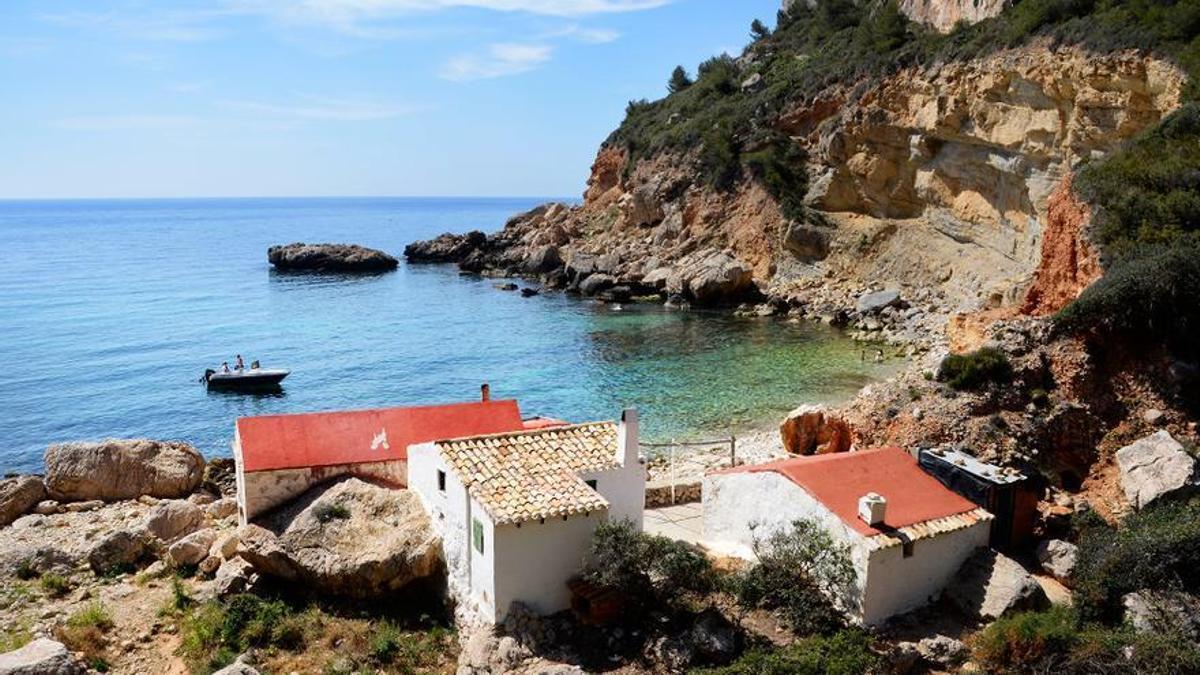 El tesoro mejor guardado de la costa de Alicante: una cala escondida entre acantilados con casitas de pescadores (y que no es el Portixol)