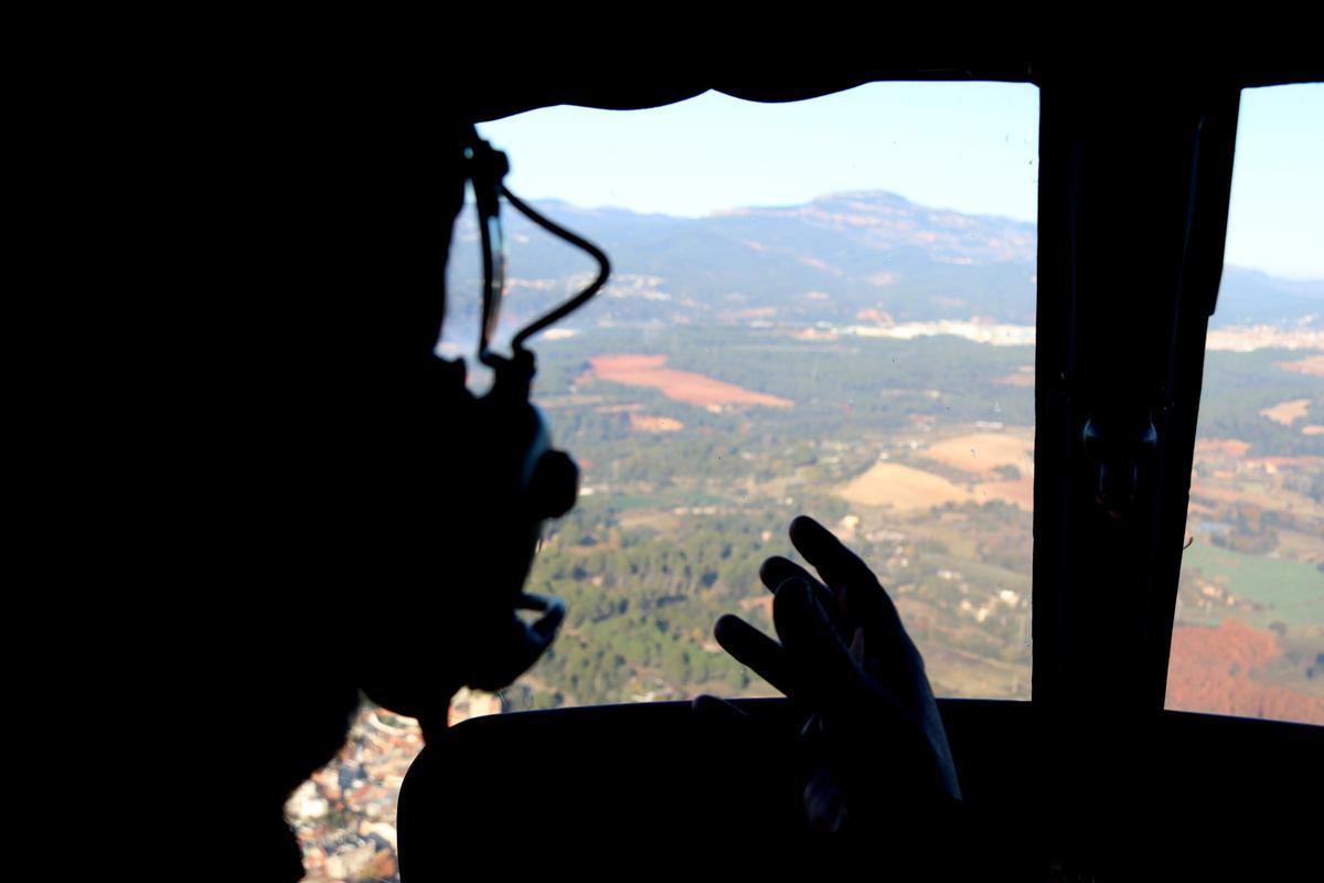 Los agentes rurales supervisan con helicóptero la zona cero de la peste porcina africana