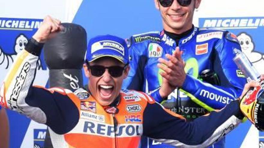 Marc Márquez celebra el triomf en presència de Rossi