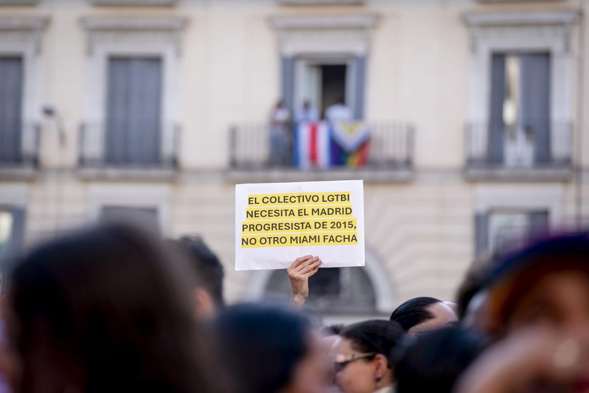 Una pancarta durante el pregón del Orgullo de Madrid 2026 (MADO 2026), en la plaza Pedro Zerolo, a 1 de julio de 2026, en Madrid.