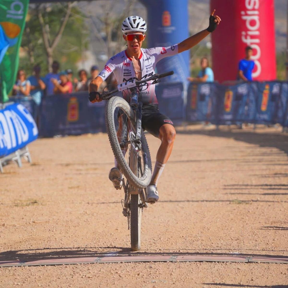 Benjamín Noval en la línea de meta