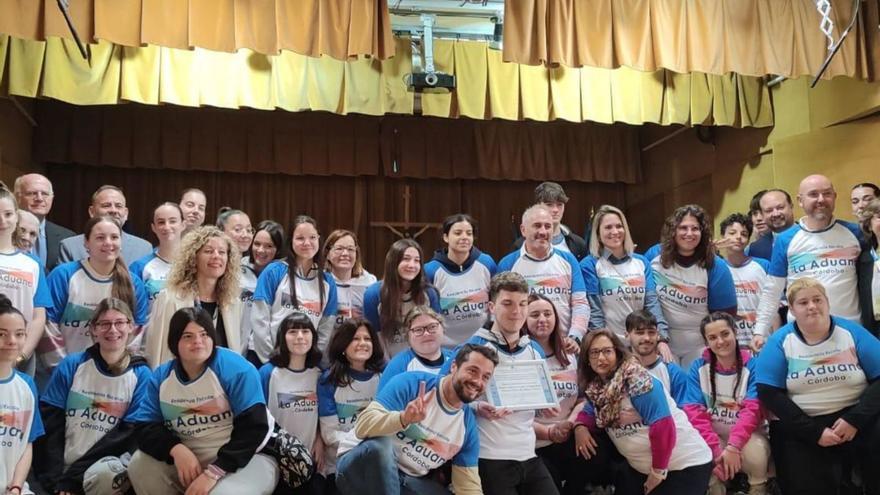 Parte de la comunidad educativa de la residencia escolar La Aduana, tras recibir el premio.