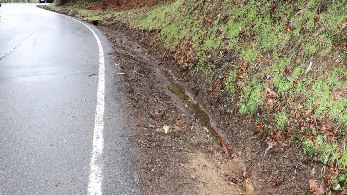 La carretera tras las labores de limpieza.