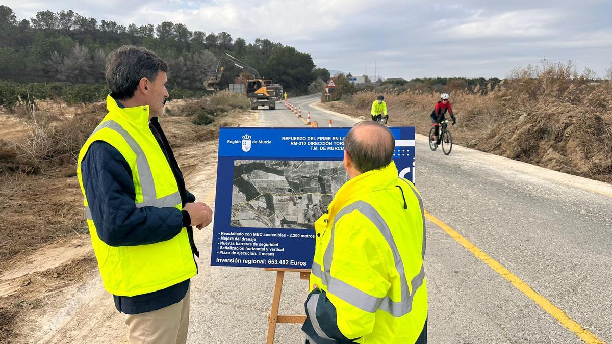 El consejero de Fomento e Infraestructuras, Jorge García Montoro, junto al director general de Carreteras Francisco Carrillo, durante la visita a las obras de mejora de la RM-310