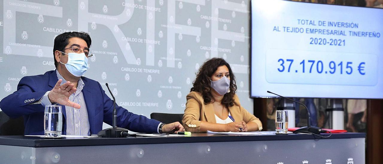 Pedro Martín, presidente del Cabildo de Tenerife, y Carmen Luz Baso, consejera de Empleo, ayer en rueda de prensa.