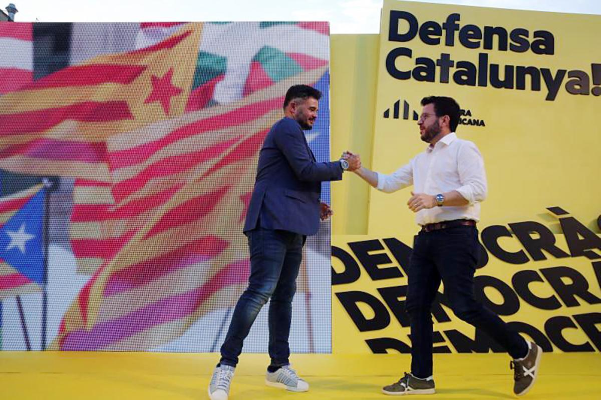 Gabriel Rufián saluda a Pere Aragonès en el mitin central de campaña de ERC