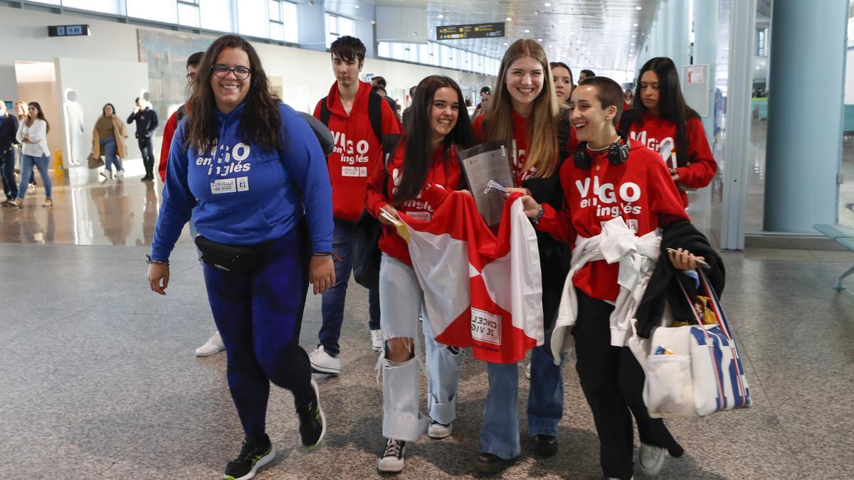 Becados del programa Vigo en Inglés en la primera remesa de la anterior edición, en el aeropuerto de Peinador