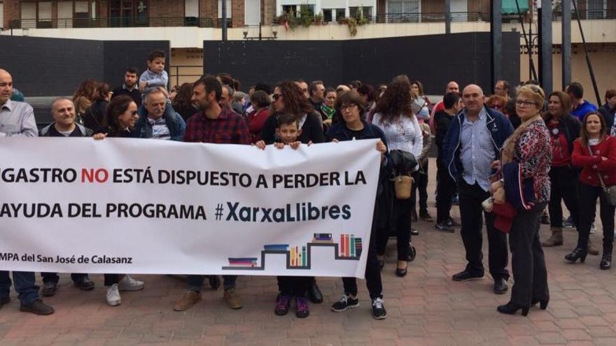 Familias de Bigastro exigen poner fin al bloqueo de la Xarxa Llibres