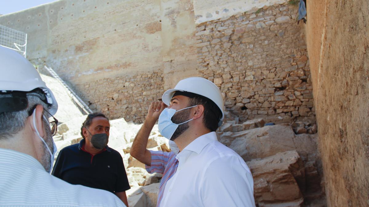 Visita del alcalde ayer al Baluarte de los Pozos.