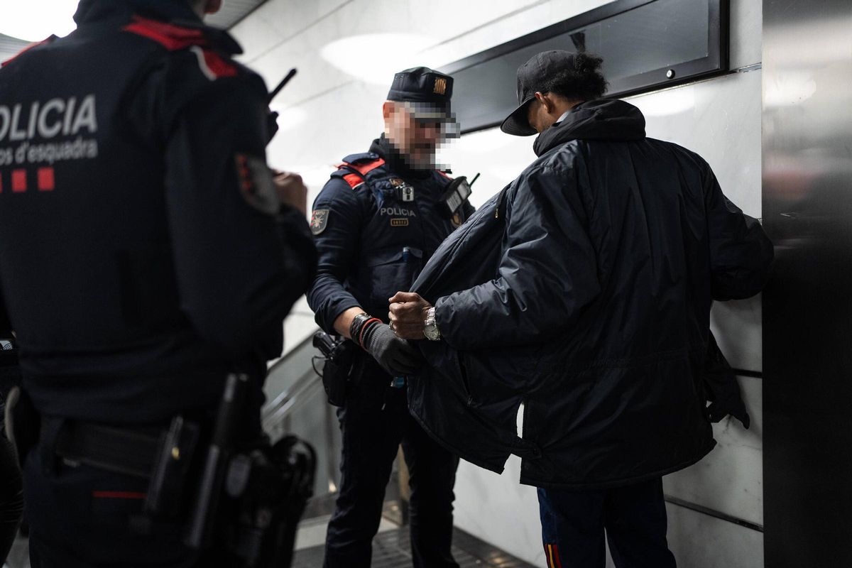 Macrodispositivo de los Mossos junto a la seguridad de TMB en el metro de Barcelona