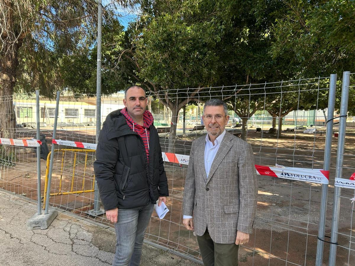 El concejal de Deportes y el acalde de Rafal posan delante de la zona de obras del polideportivo