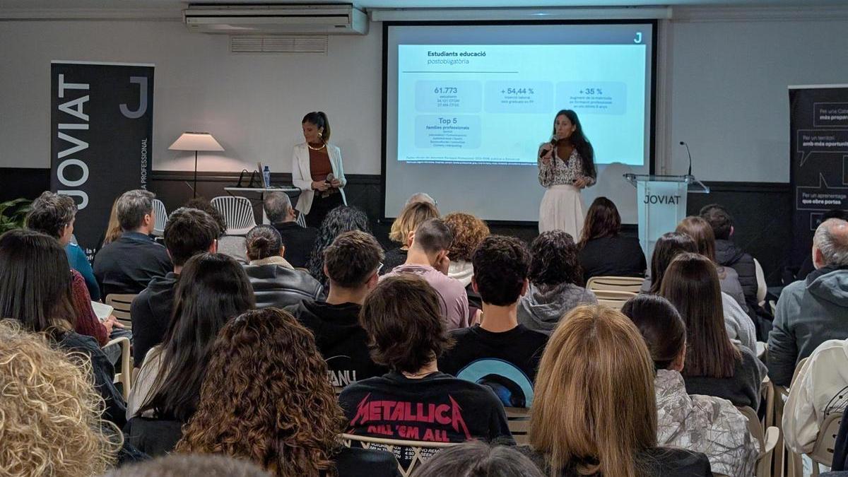 La CEO d'E2S, Núria Sala, i la directora de la Joviat, Laia Puigdellívol, presenten el seu estudi