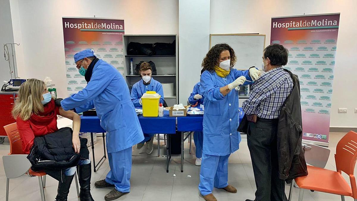 La campaña de vacunación
llegó ayer al Hospital
de Molina.  A.M.