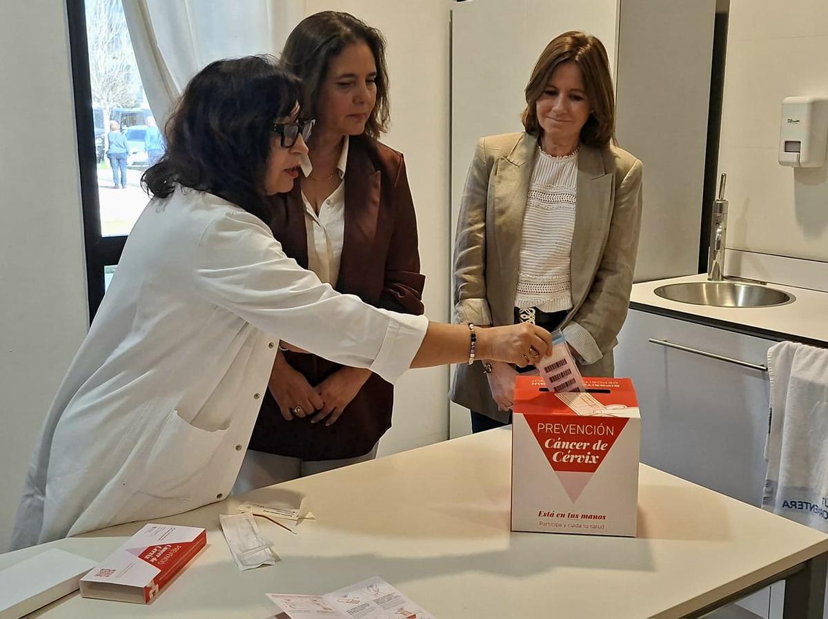 La presentación del kit y la caja del autocribado de cáncer de cérvix este pasado jueves.
