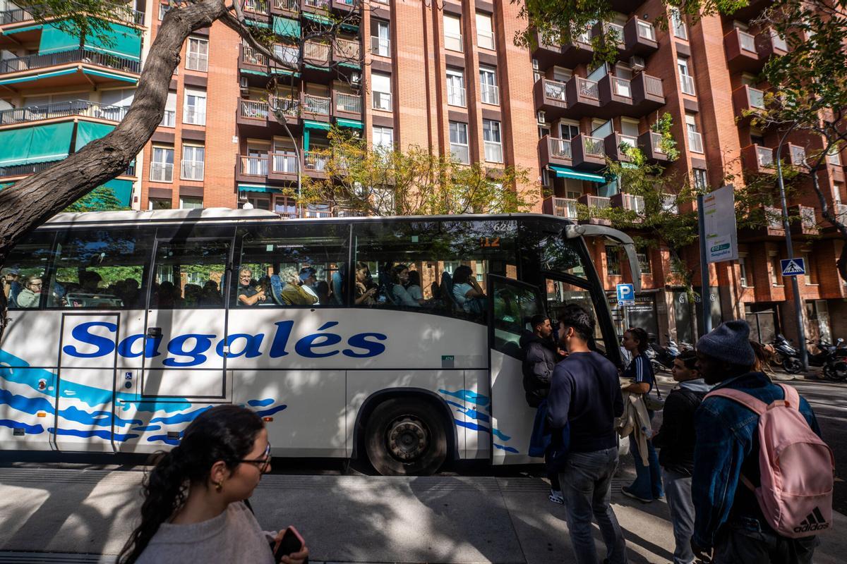 Barcelona 24/10/2025 Barcelona Parada de bus e12 Sagrera. Algunos vecinos se quejan del humo y del ruido ya que la flota no está bien preparada. AUTOR JORDI OTIX