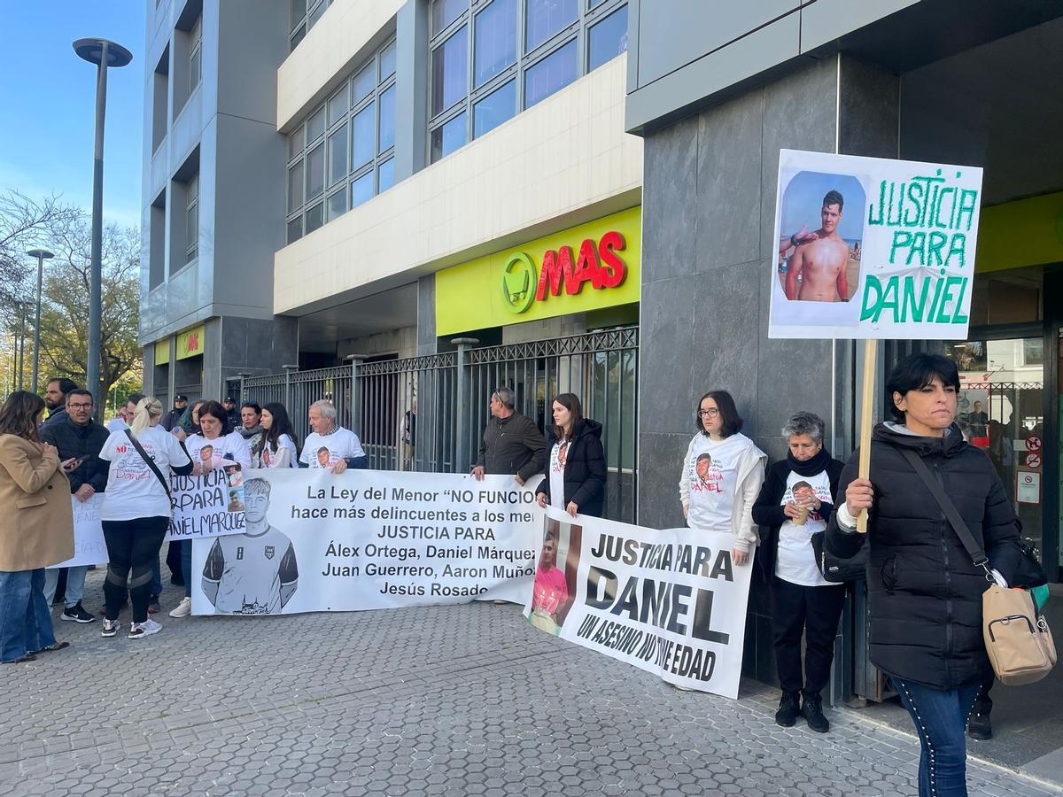 Protesta a las puertas del Juzgado de Menores de Sevilla.