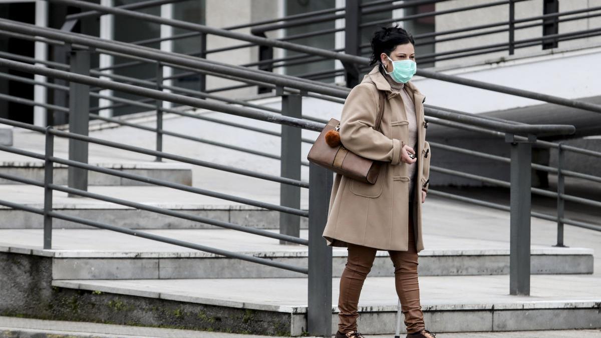 Una mujer, con una mascarilla