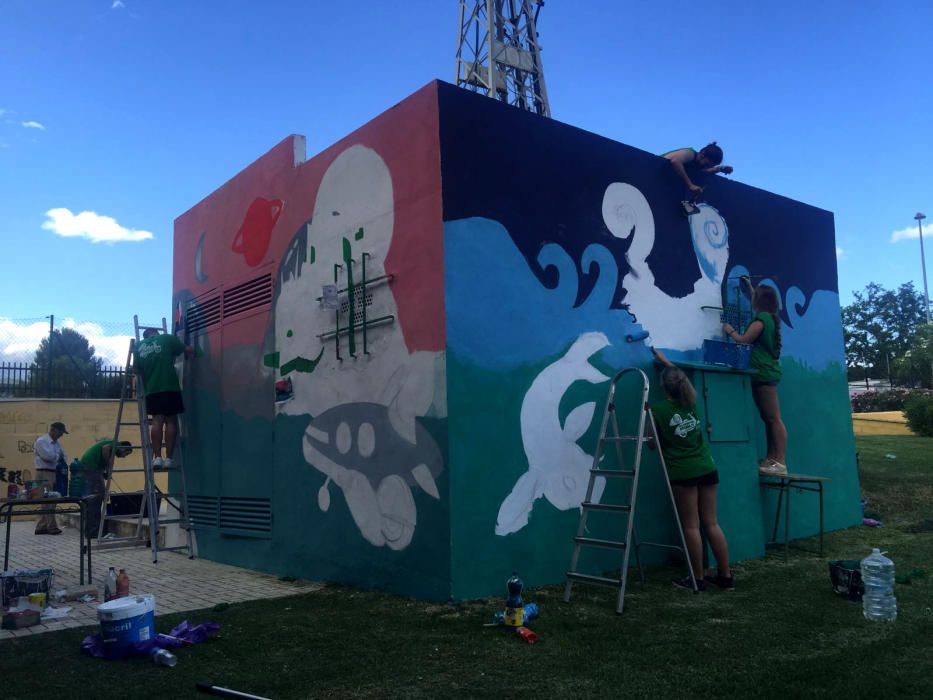 Una veintena de alumnos de Bachillerato de Arte del IES Universidad Laboral transforma en tres días un pintarrajeado depósito de agua de Parques y Jardines en una obra de arte.