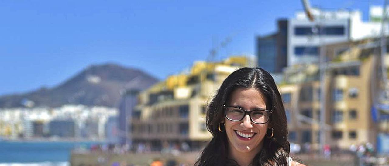 María Pérez Zaballos en el paseo de Las Canteras. | |