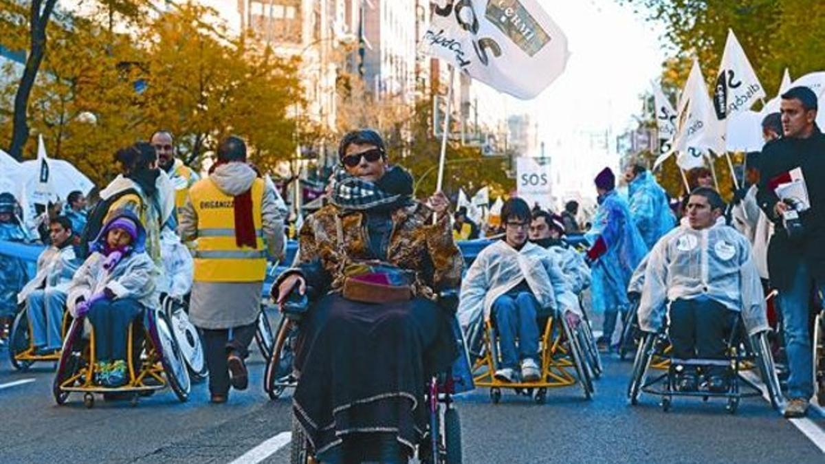 Decenas de miles de discapacitados y cuidadores participaron ayer en la manifestación de Madrid.