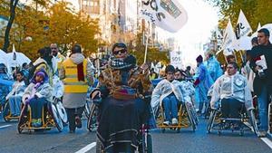 Decenas de miles de discapacitados y cuidadores participan el lunes en la manifestación de Madrid.