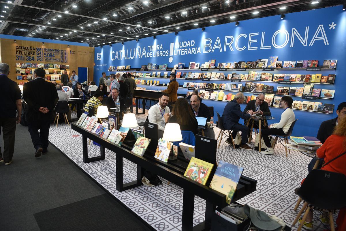 Ambiente en en estand institucional de Catalunya y Barcelona en la FIL de 2024