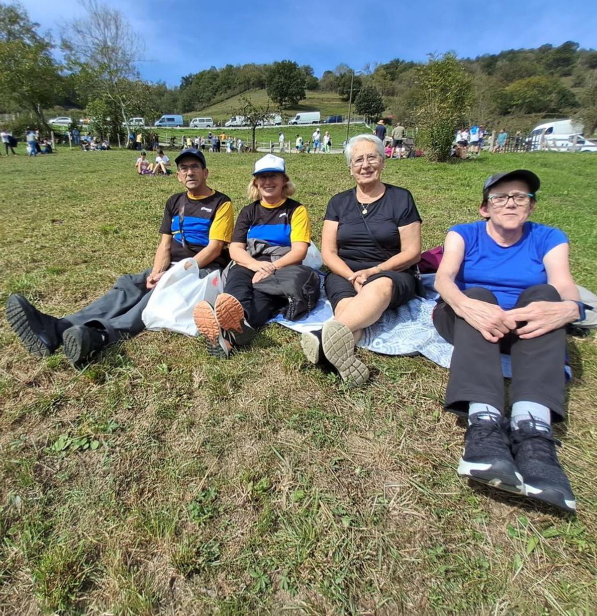 Por la izquierda, José Antonio Ardura, Isabel Fernández, Soledad García y Cándida Múñiz, en uno de los pocos praos abiertos para la romería. | D. M.