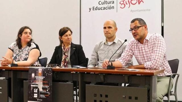 Por la izquierda, Teresa Valdés, de la Asociación de Divulgación Científica de Asturias, Montserrat López, Miguel Ángel Lurueña y Fernando Castaño, del Grupo Gavia, ayer, en el Antiguo Instituto.