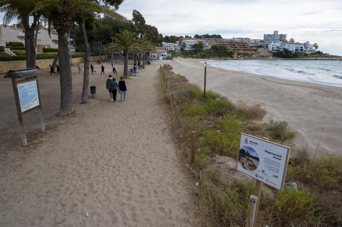 Un cartel informa sobre las dunas creadas en Altafulla.