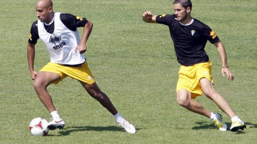 Nafti, a la izquierda, ya entrenó ayer con sus nuevos compañeros del Cádiz.